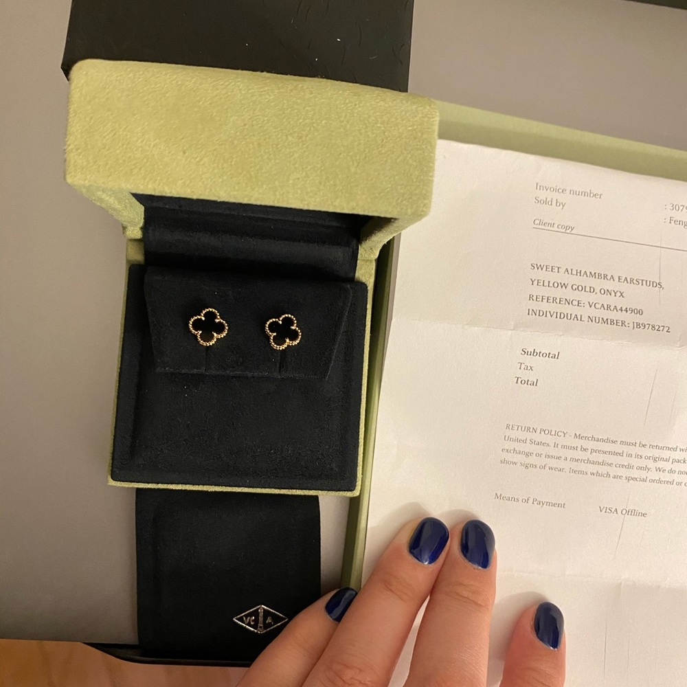 ** SOLD ** Van Cleef & Arpels Sweet earrings onyx